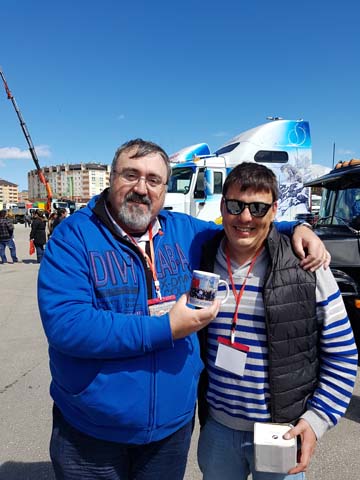 El compañero Félix haciéndonos entrega de la taza conmemorativa de El Transporte 2015.
